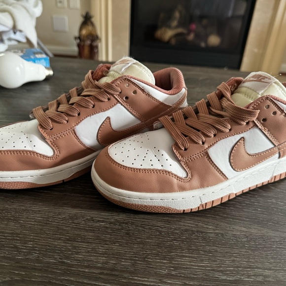 Rose whisper Nike dunks - Picture 3 of 5